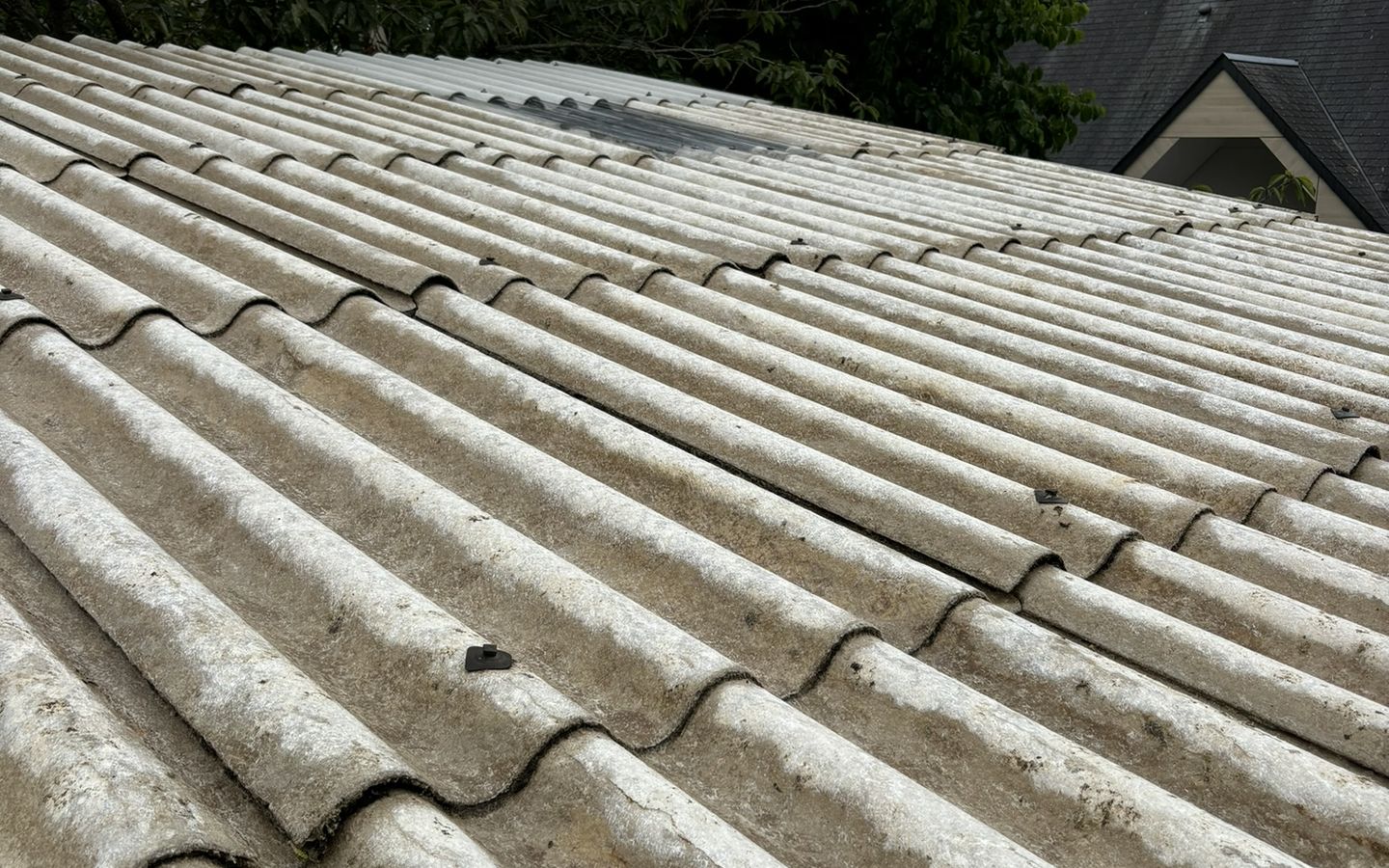 Toiture en fibrociment après démoussage complet