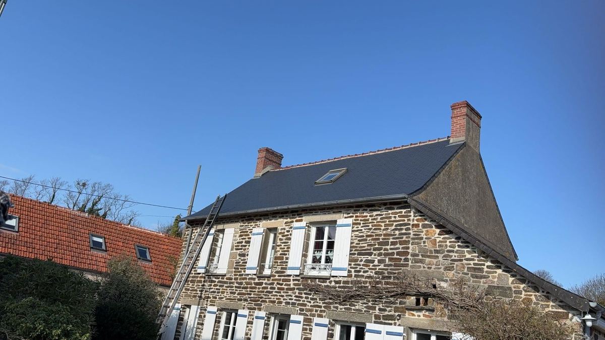La même longère avec sa toiture en ardoise neuve terminée