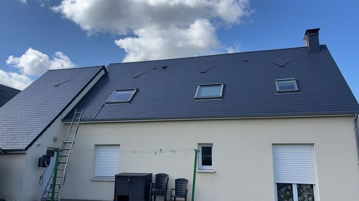 Grande toiture en ardoise neuve avec fenêtres de toit, vue arrière du pavillon