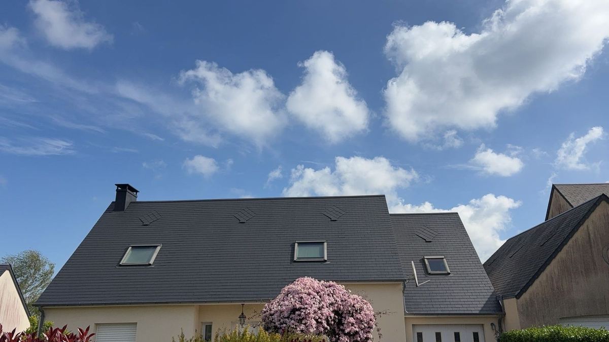 Pavillon avec sa toiture en ardoise neuve, vue de face