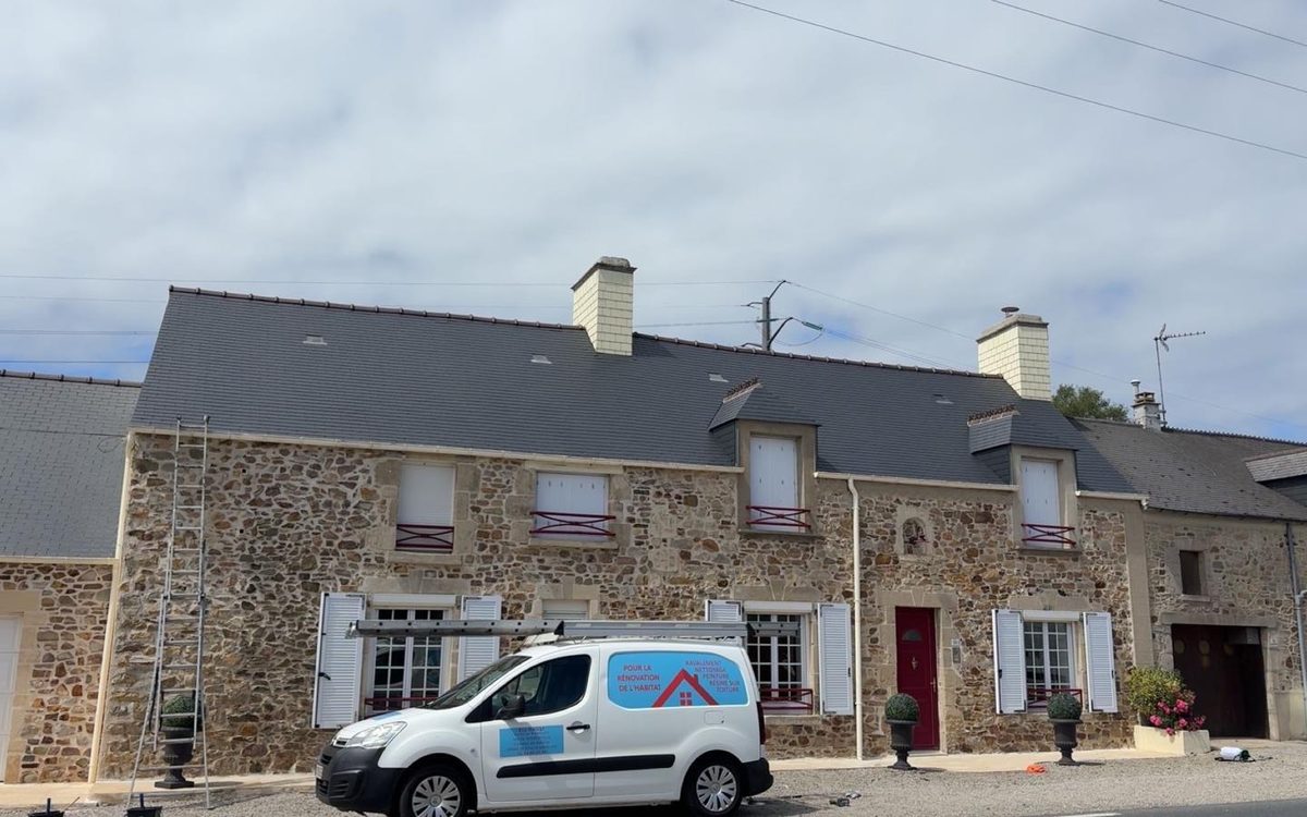 Toiture en ardoise uniforme et propre après rénovation