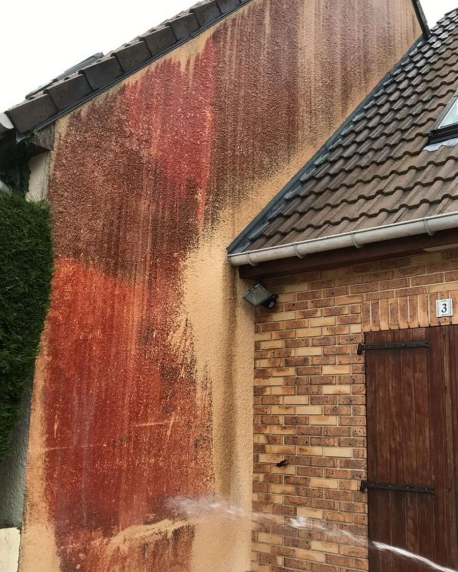Pignon de maison à la façade tachée et encrassée avant ravalement