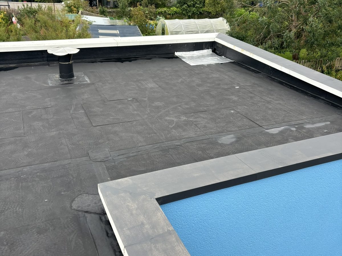 Étanchéité de toit plat en membrane autour d'une piscine