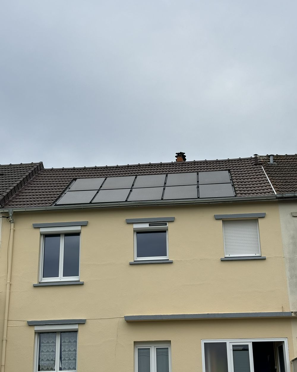 Toiture neuve terminée avec panneaux solaires posés